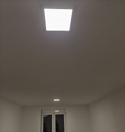 Gotov plafon posle bandaziranja, gletovanja, krecenja i ugradnje led panela.
