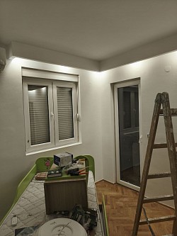 Zavrsen skrivac sa ugradjenom rasvjetom.